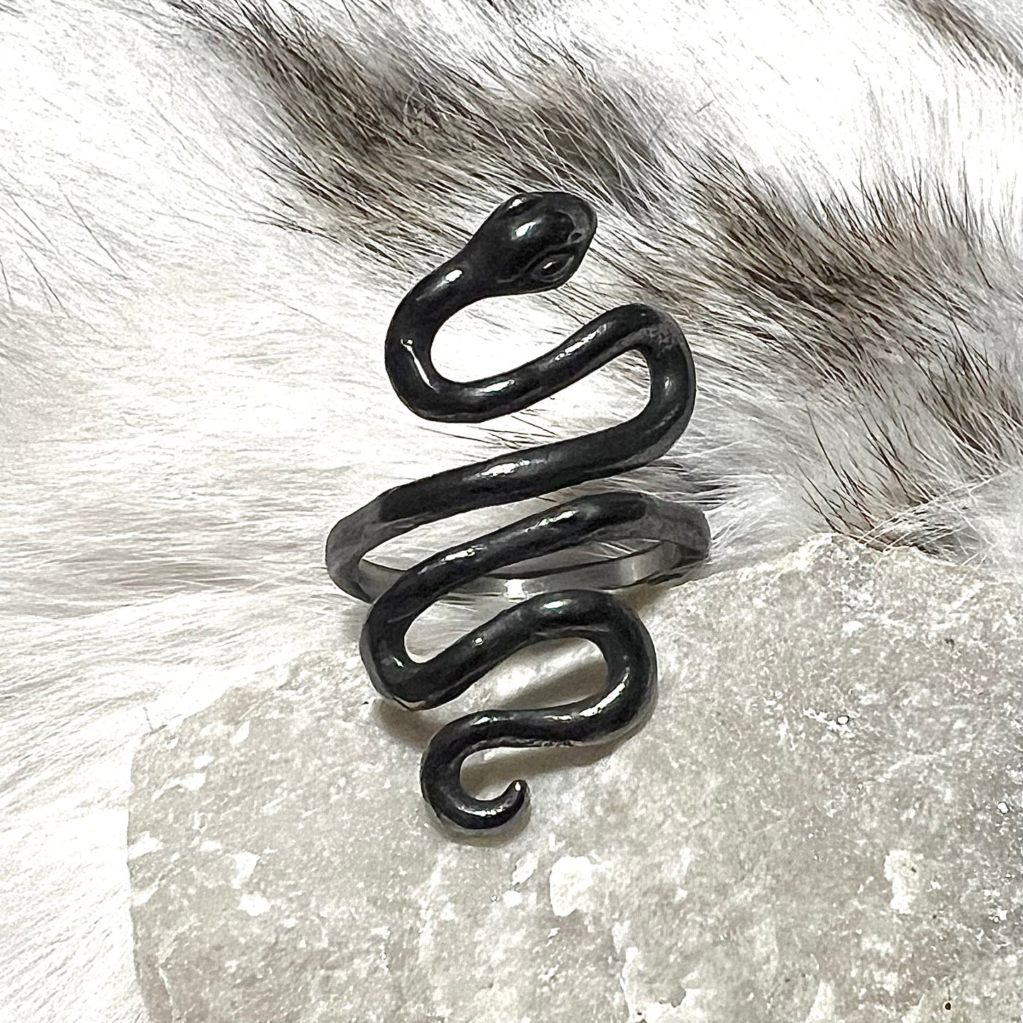 Justerbar ring med orm i svart, antikbehandlat stål