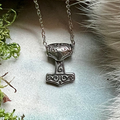 Halsband med liten, dubbelsidig torshammare i rostfritt stål