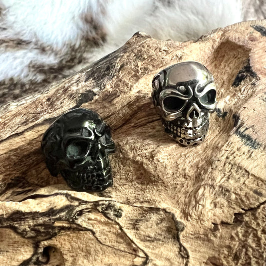 Beard jewelry with skull in black or silver colored steel