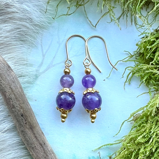 Kristallörhängen med ametist och guldfärgat stål