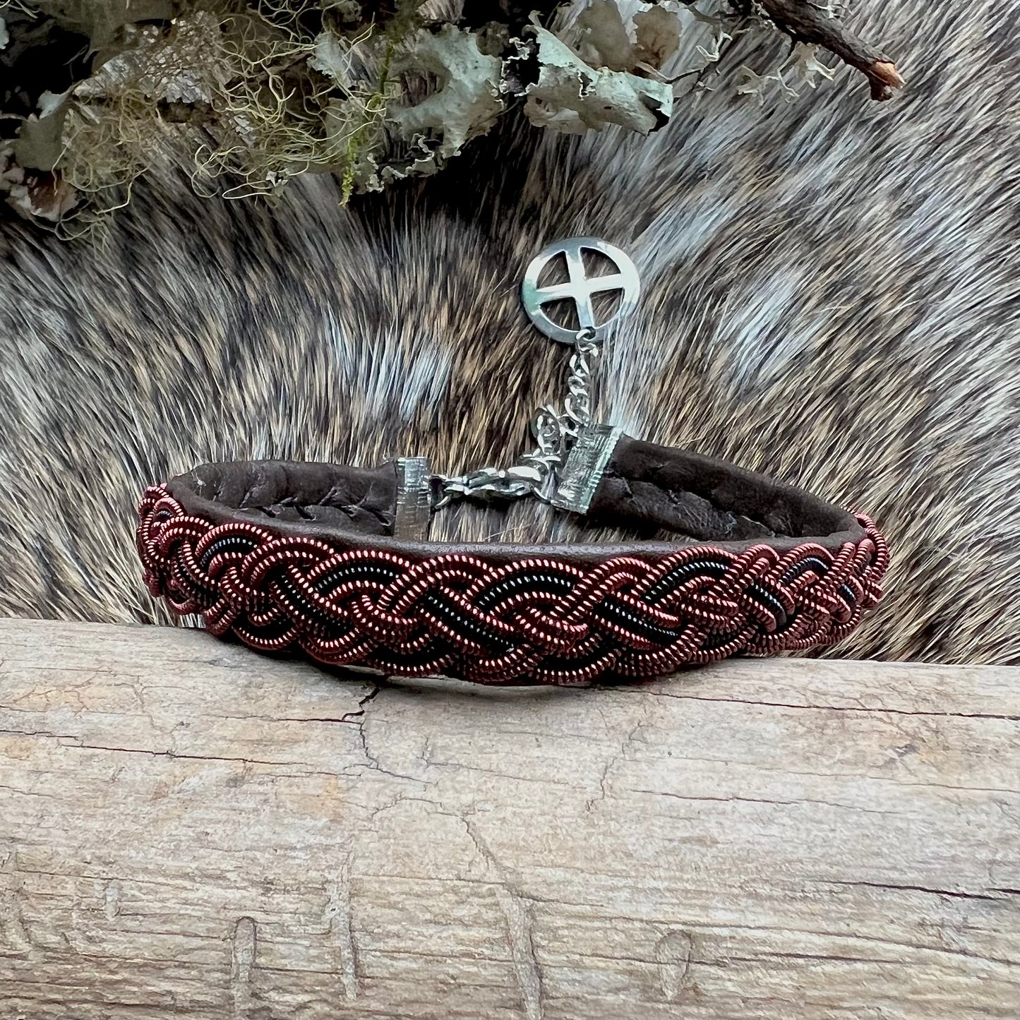 Tenntrådsarmband med fyrfläta i svart och brons