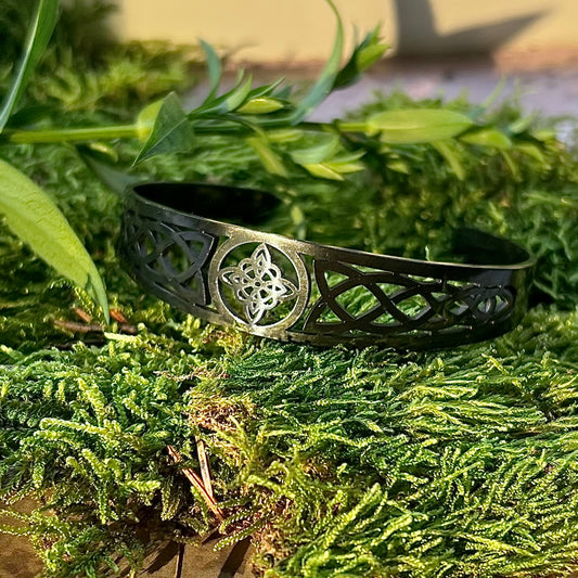 Stelt armband med keltisk lyckoknut/häxknut i svart, rostfritt stål