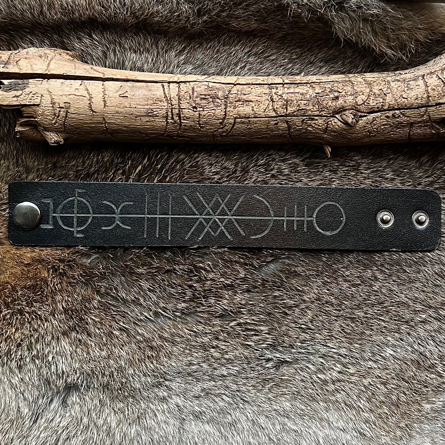 Läderarmband med utskurna runor ’smedens märke’