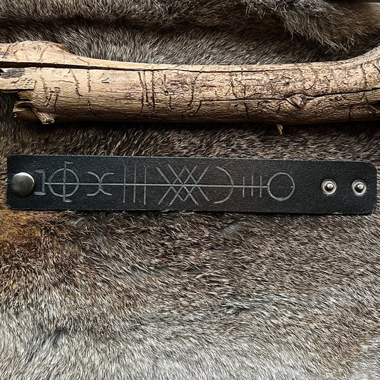 Läderarmband med utskurna runor ’smedens märke’