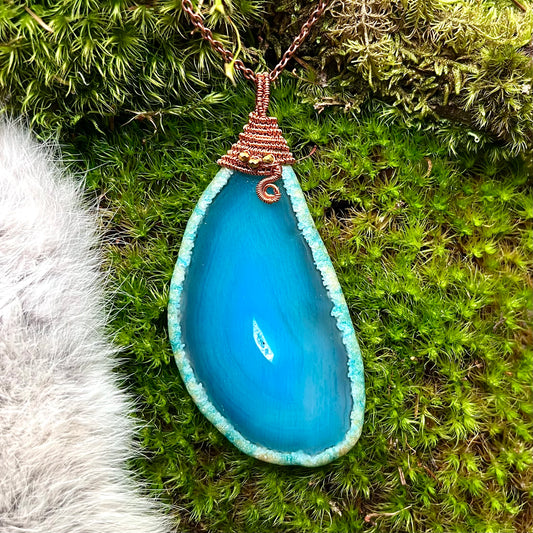 Necklace with disc of blue lace agate and copper wire