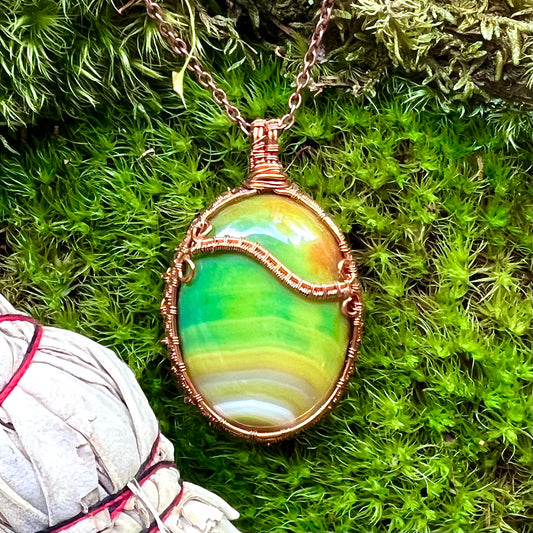 Necklace with oval green/orange lace agate and copper wire