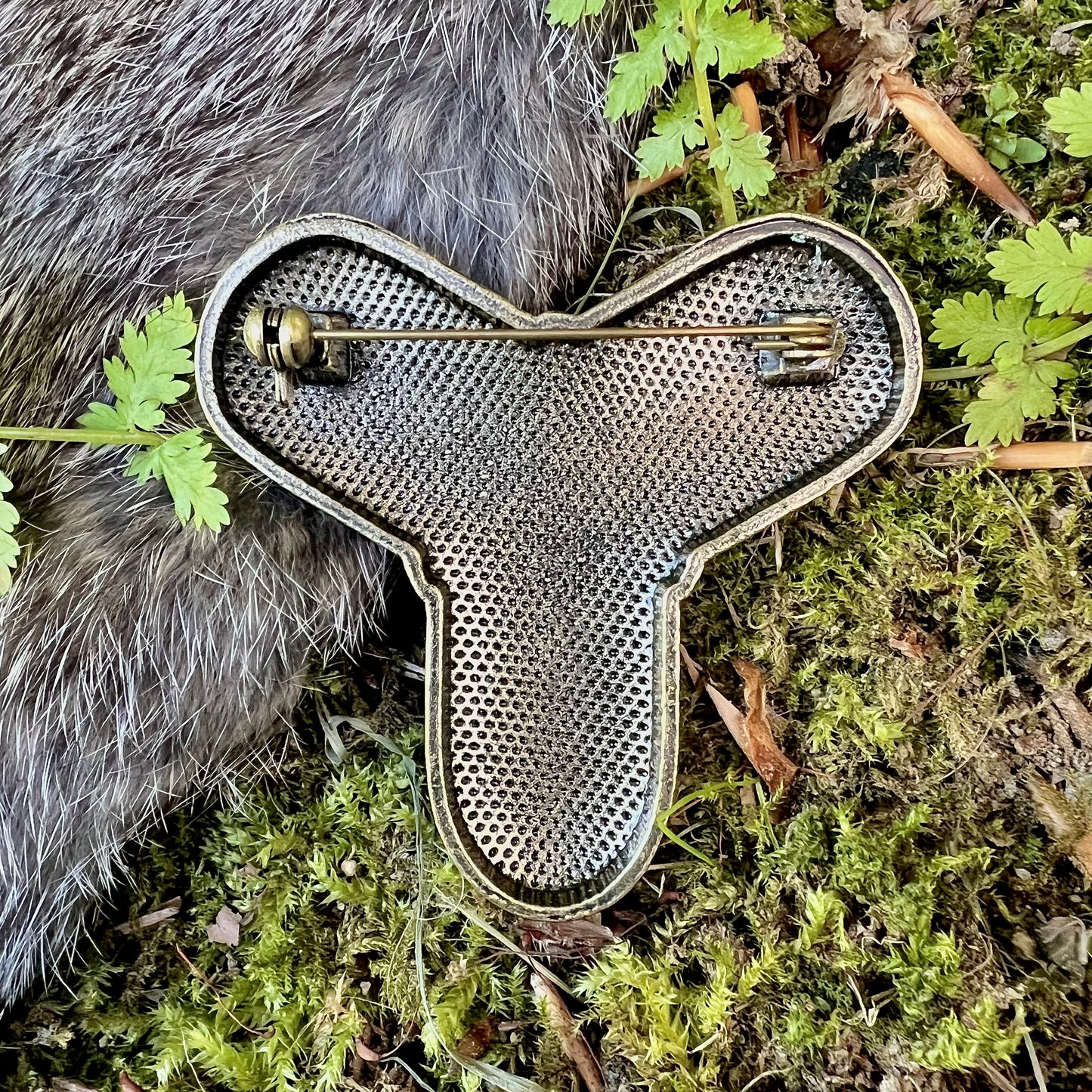 Trefliksspänne, dräktbrosch i antik bronsfärg