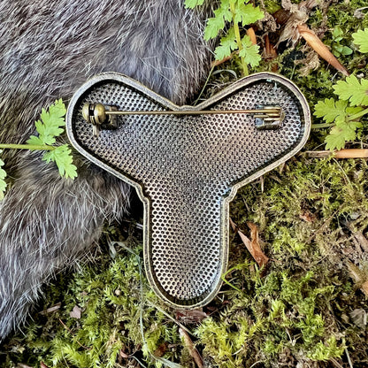 Trefliksspänne, dräktbrosch i antik bronsfärg