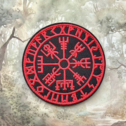 Tygmärke/patch med röd Vegvisir och runor. Kardborre-variant.