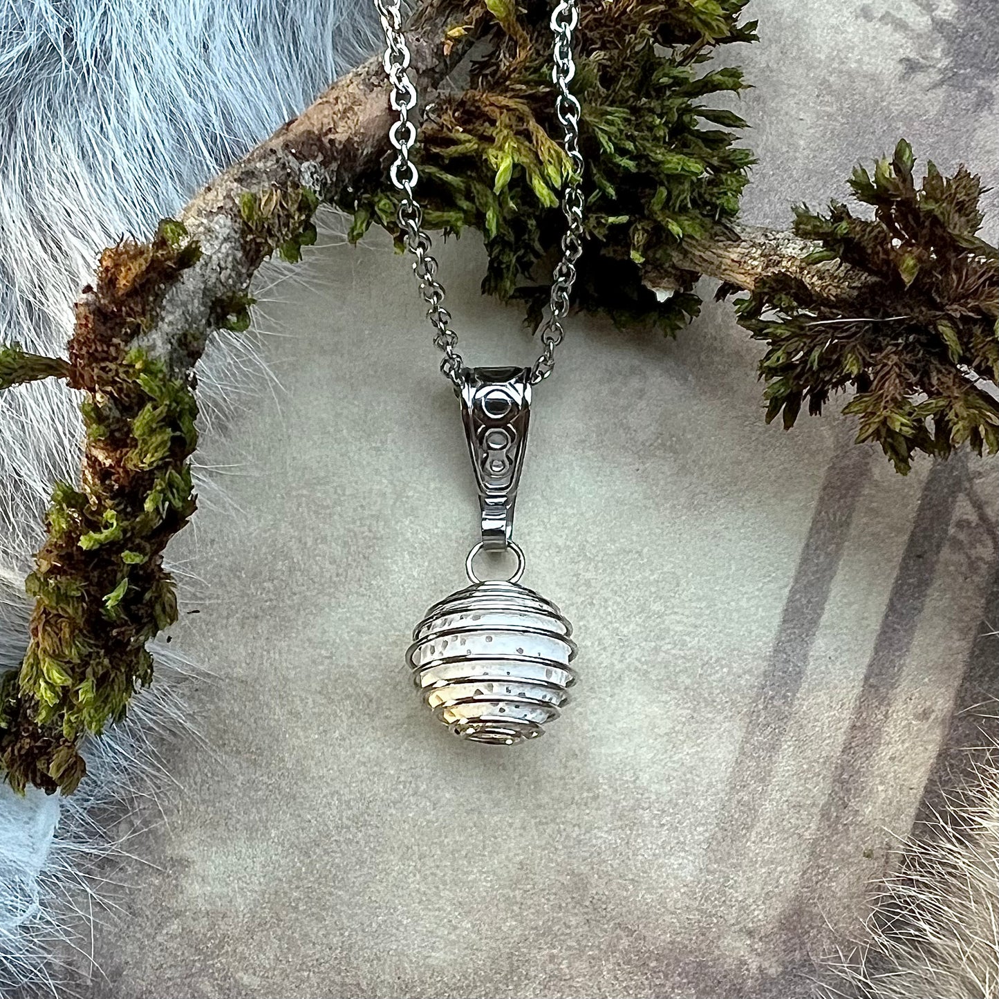 Halsband med spiralformat hänge och vit lavasten för parfym