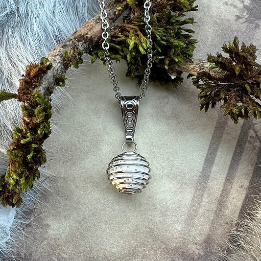 Halsband med spiralformat hänge och vit lavasten för parfym