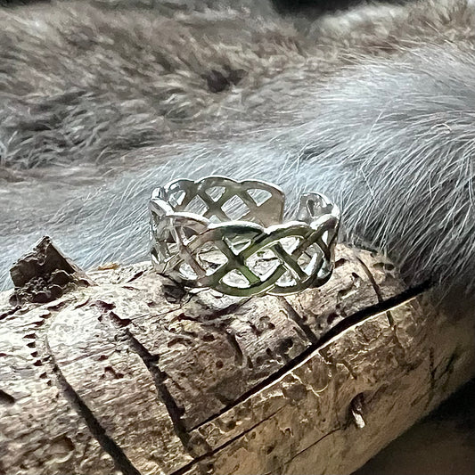 Justerbar ring med keltisk fläta i rostfritt stål