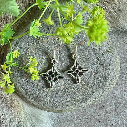 Örhängen med keltisk lyckoknut, häxknut på silverkrok