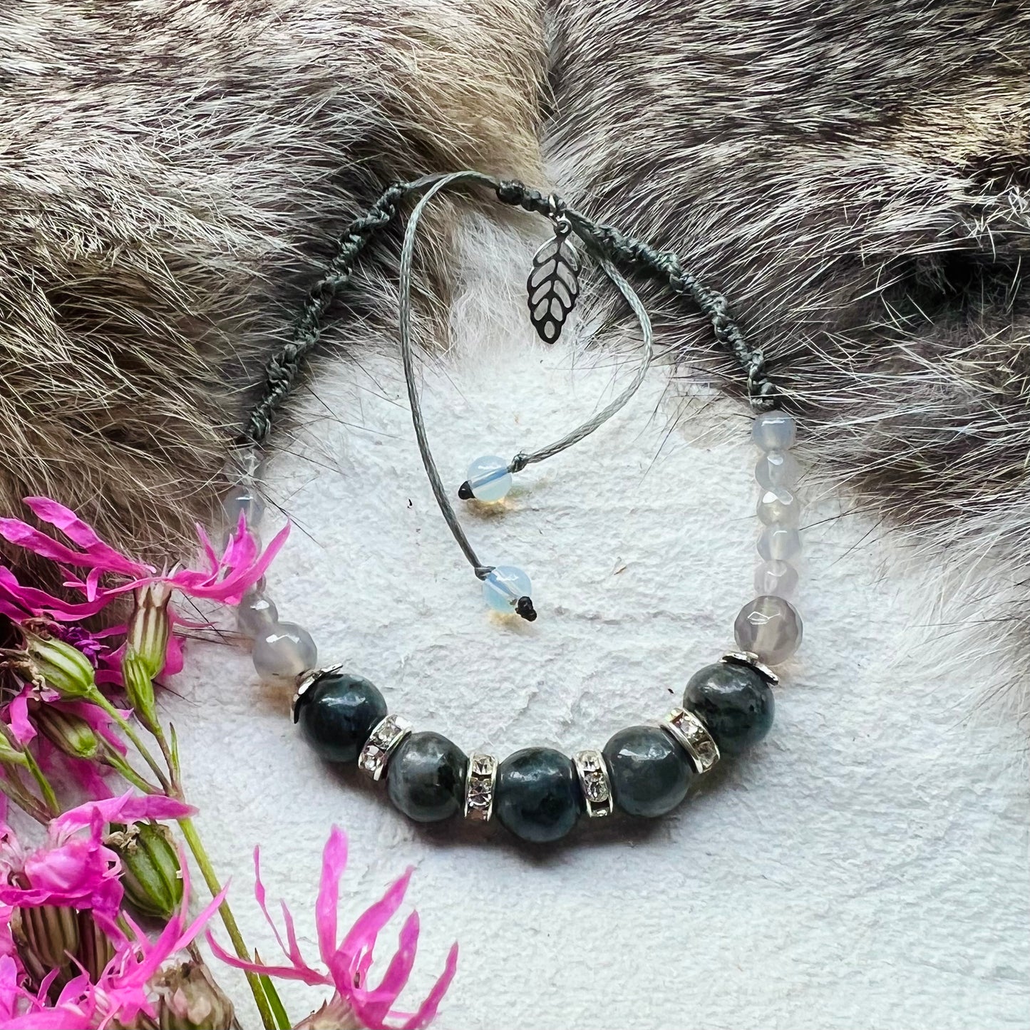 Bracelet with labradorite and faceted gray agate