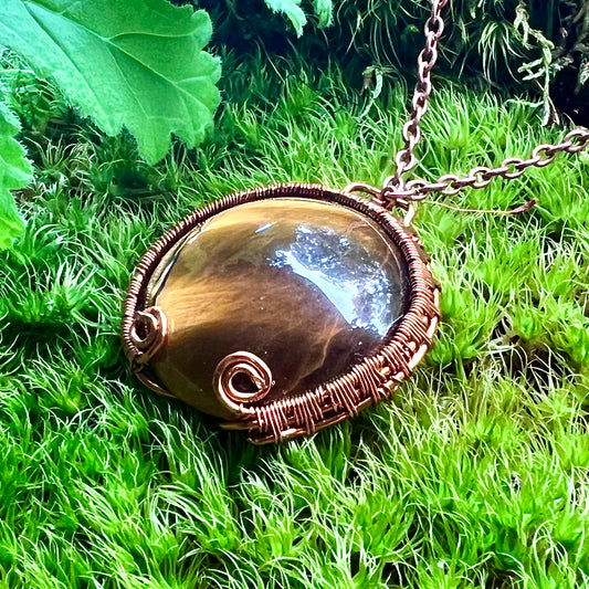 Necklace with tiger's eye and copper wire