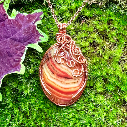 Necklace with dark orange lace agate and copper wire