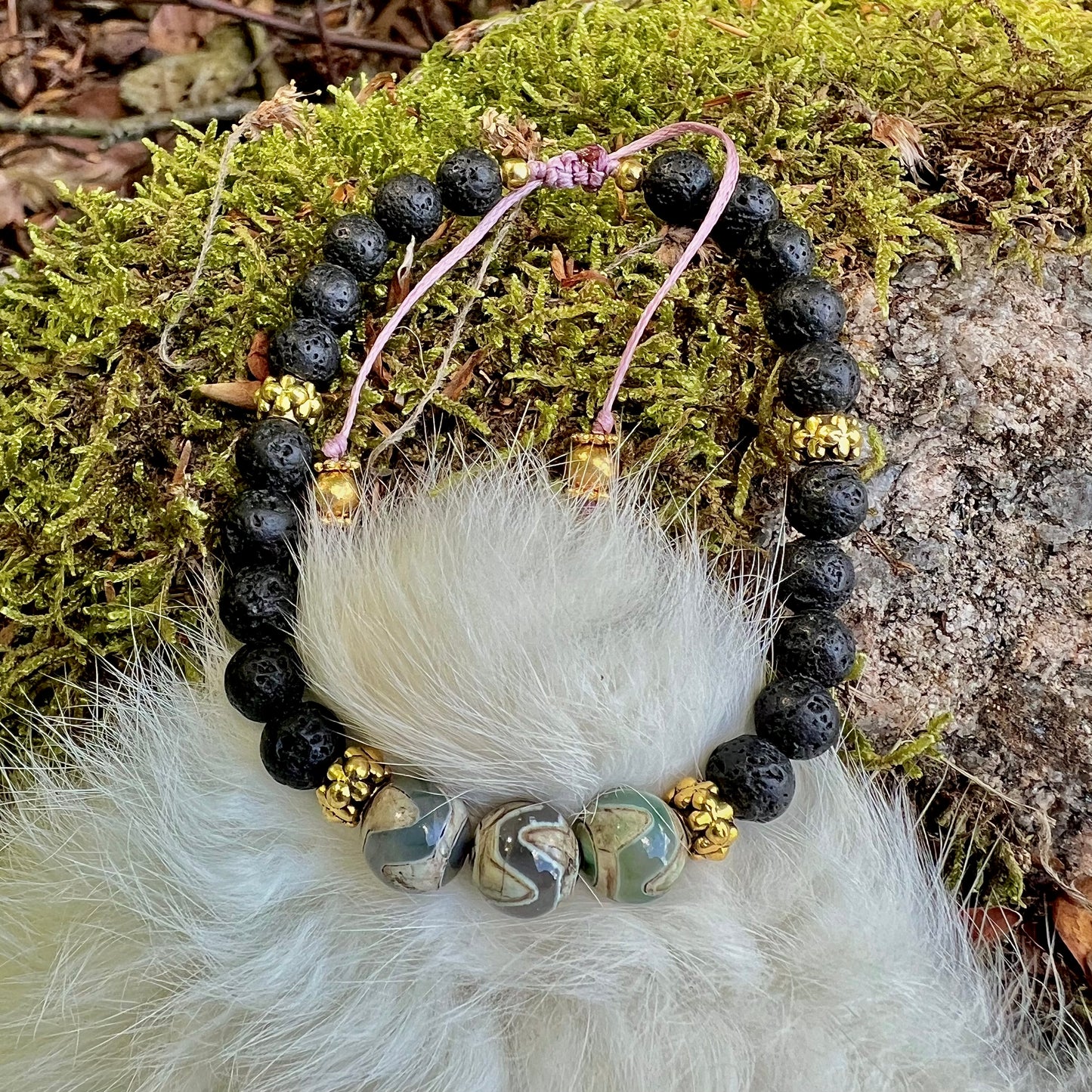 Handknutet armband med Dzi-pärlor och svart lavasten