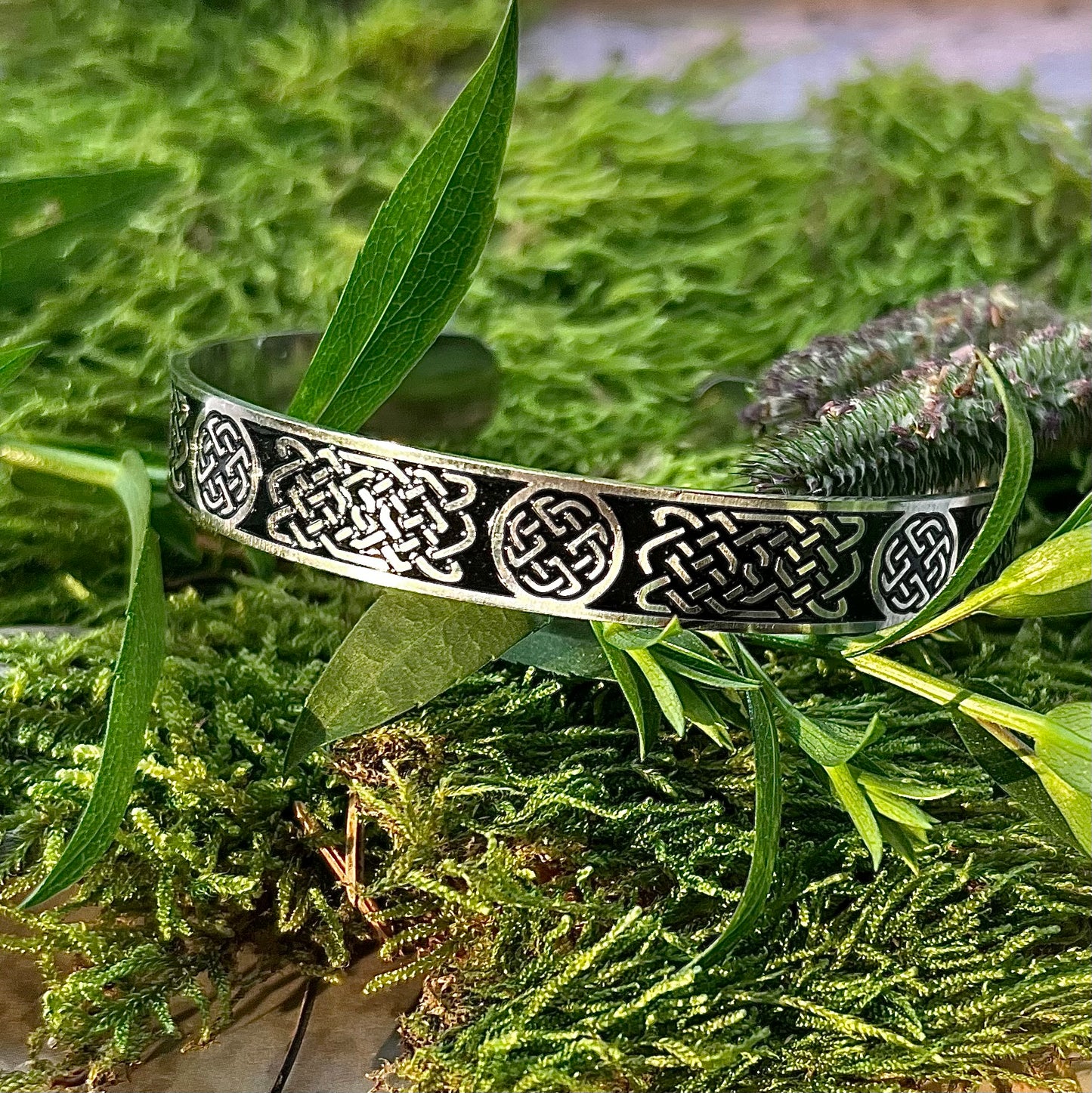 Stelt armband med keltiska knutar i svart emalj och rostfritt stål