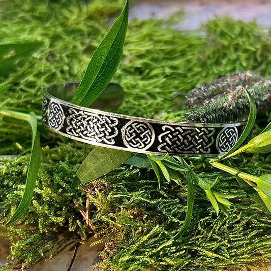 Stelt armband med keltiska knutar i svart emalj och rostfritt stål