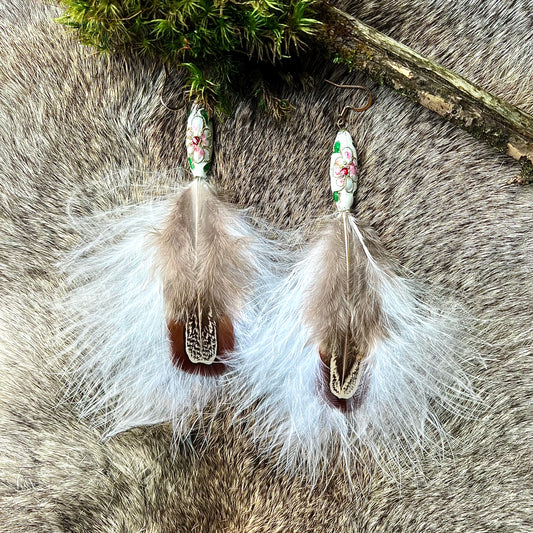 Earrings with feathers in white and nougat with white cloisonne pearl