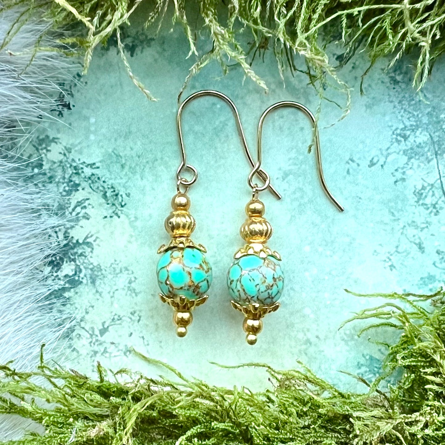 Kristallörhängen med grön folierad turkos och guldfärgat stål