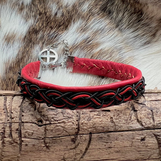 Tenntrådsarmband med svart och röd fyrfläta