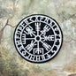 Tygmärke/patch med Vegvisir och runor. Stryk på-variant.