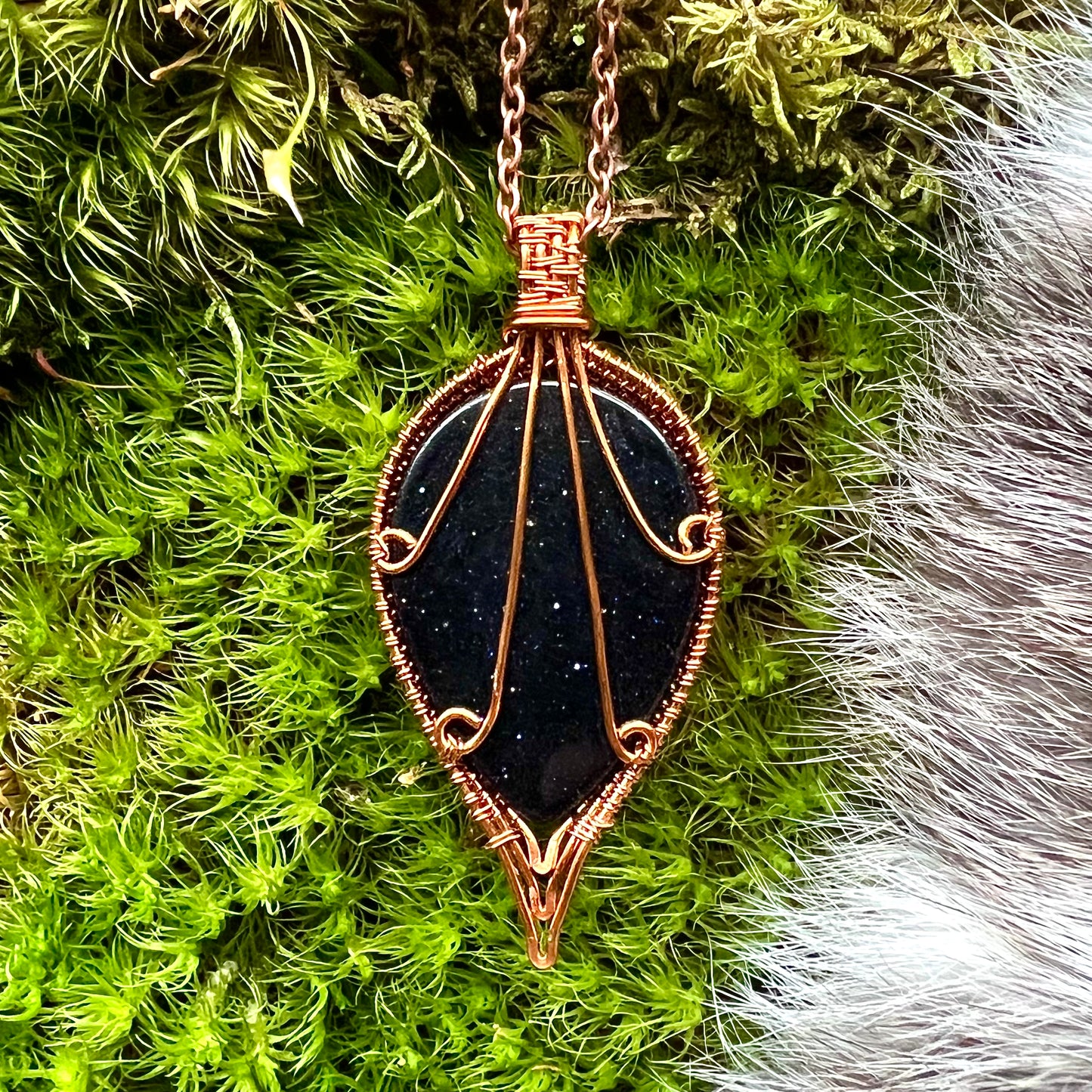 Necklace with drop-shaped blue gold stone and copper wire