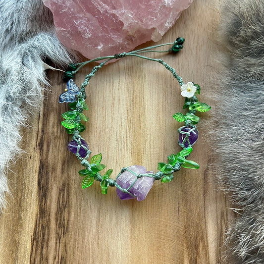 Handknuter armband med löv och ametister