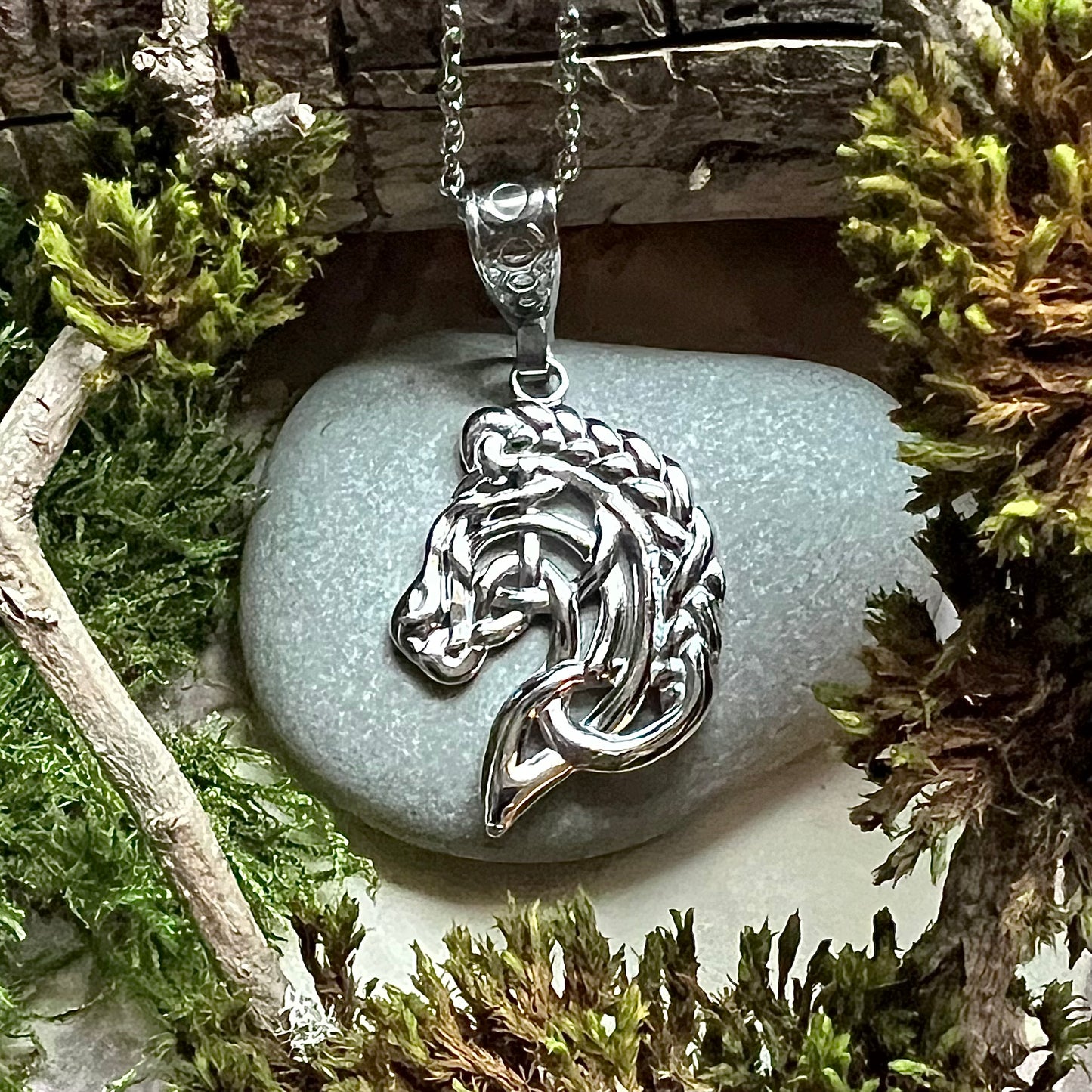 Halsband med Sleipner i keltisk stil