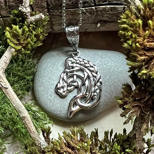 Halsband med Sleipner i keltisk stil