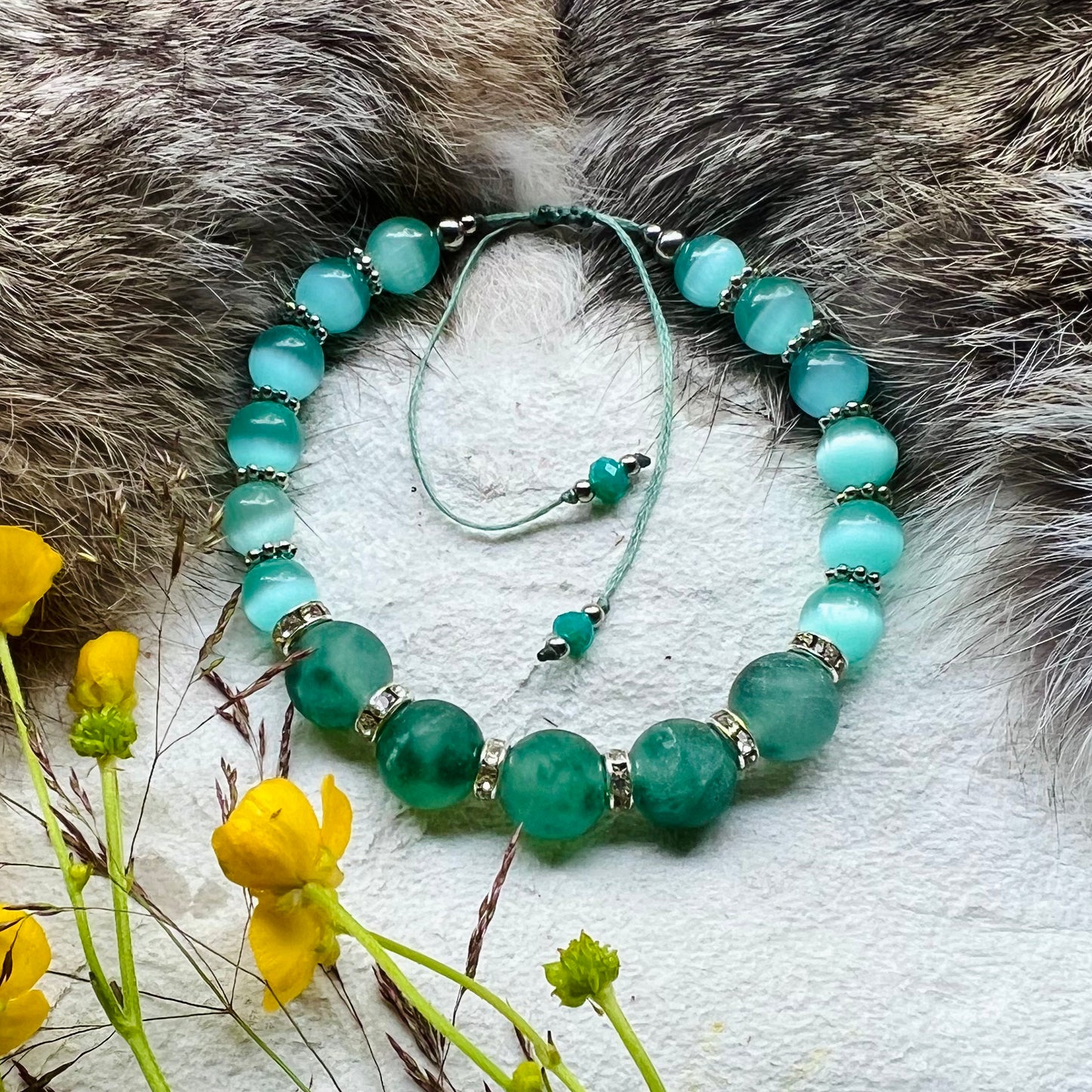 Bracelet with green cloud jade and cat's eye