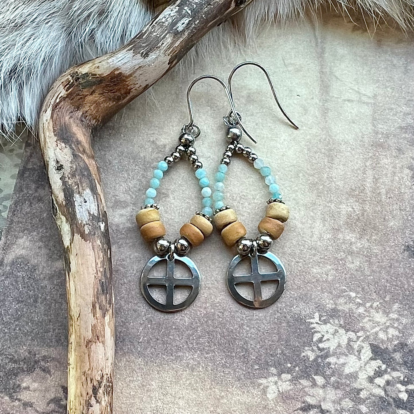 Droppformade örhängen med amazonit, pärlor av horn och solkors