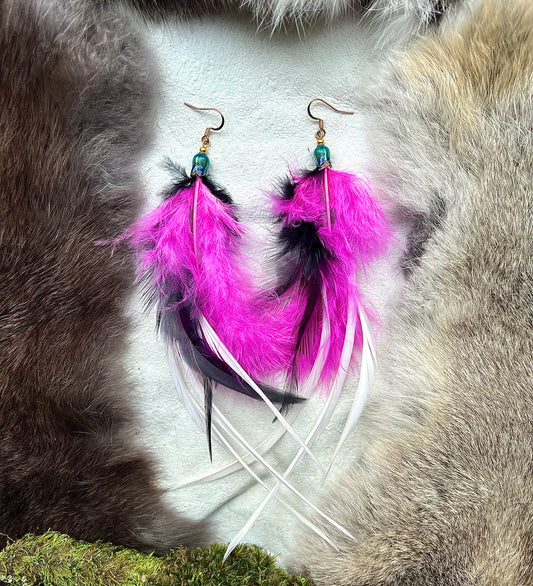 Earrings with feathers in black, pink and white