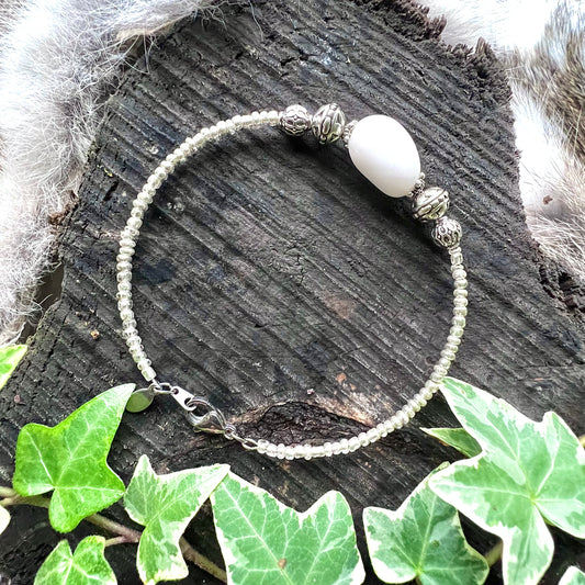 Bracelet with white agate