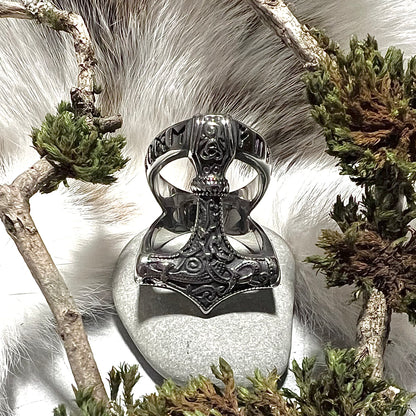 Ring med dubbelt band och torshammare