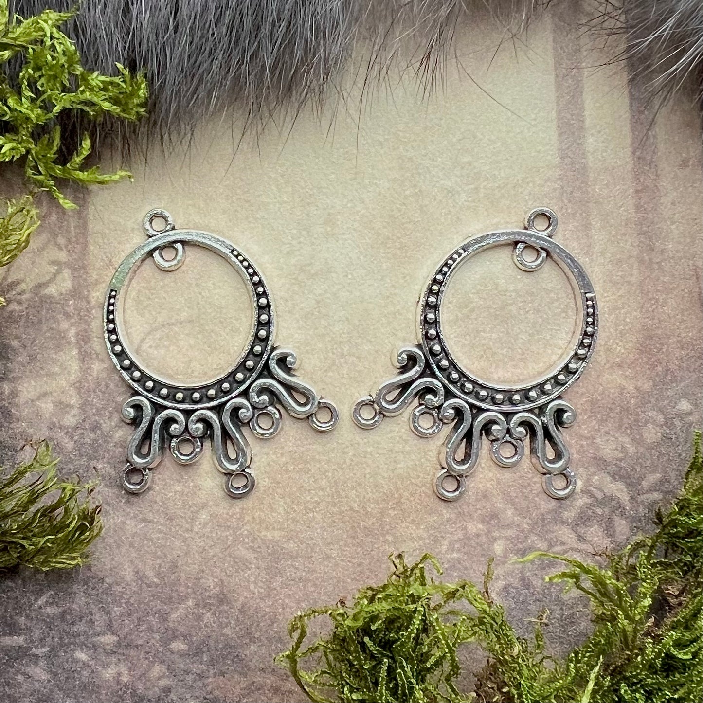 Vikingatida dräktsmycke. Pärlspridare för tre pärlrader i svart och silver