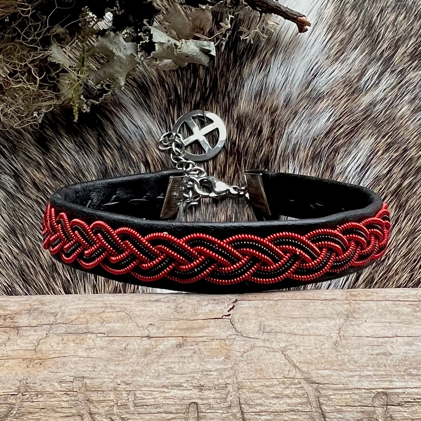 Tenntrådsarmband med röd och svart fläta