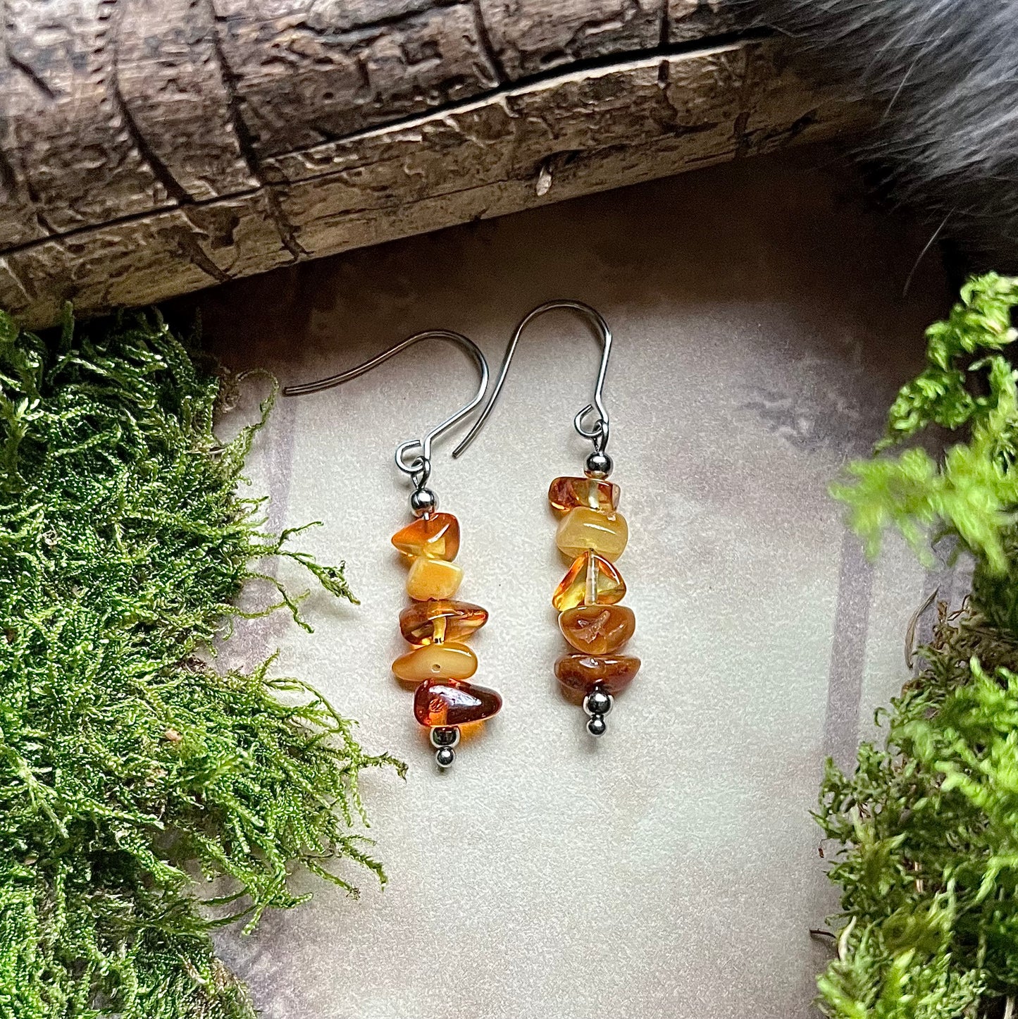 Örhängen av bärnsten och rostfritt stål