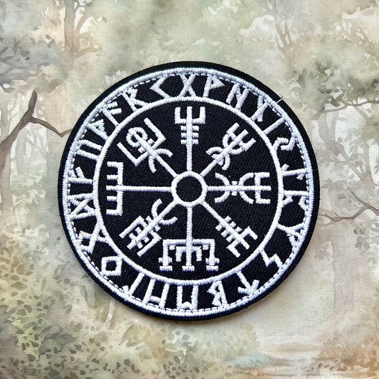Tygmärke/patch med Vegvisir och runor. Kardborre-variant.