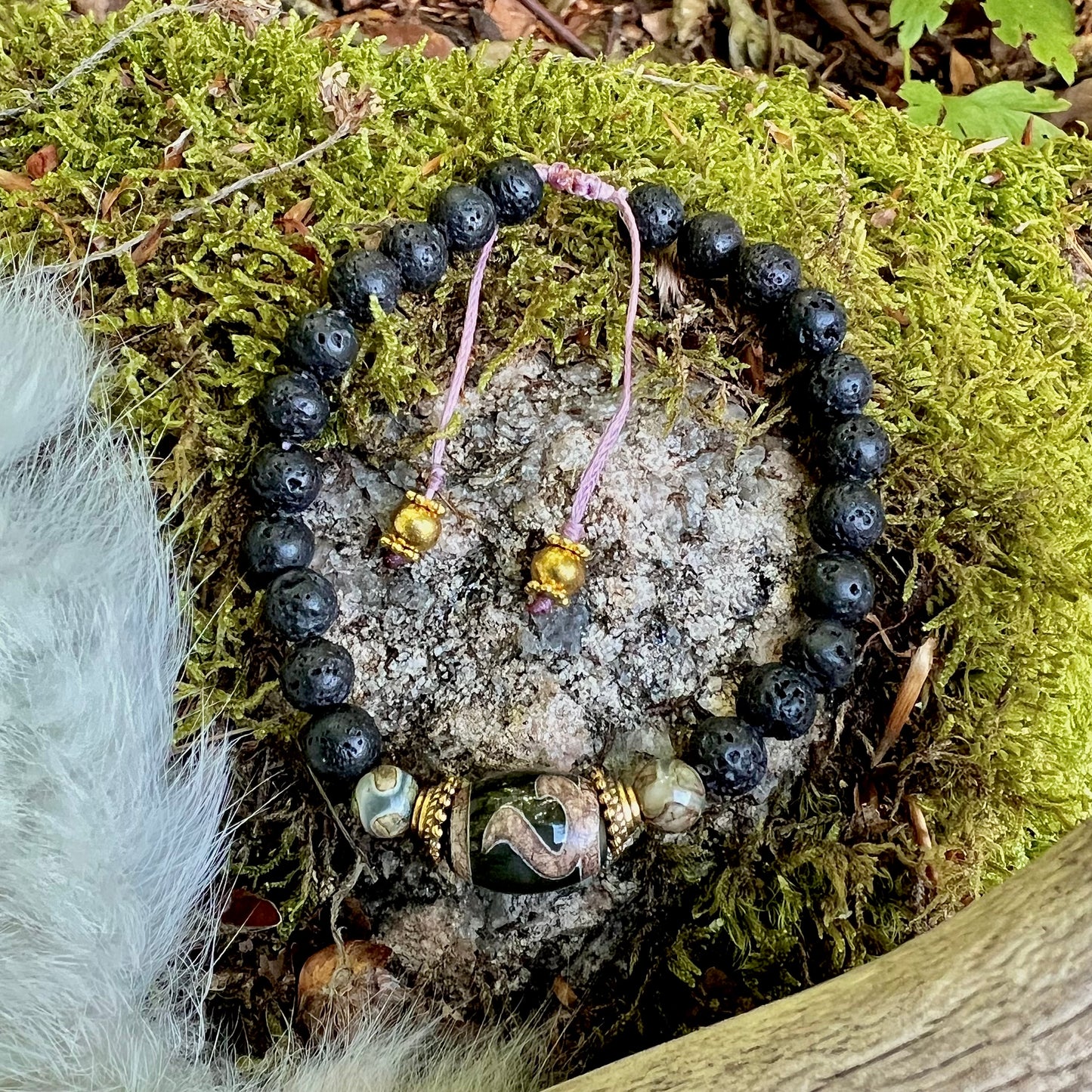 Handknutet armband med Dzi-pärlor och isländsk lavasten