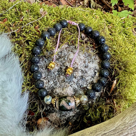Handknutet armband med Dzi-pärlor och isländsk lavasten