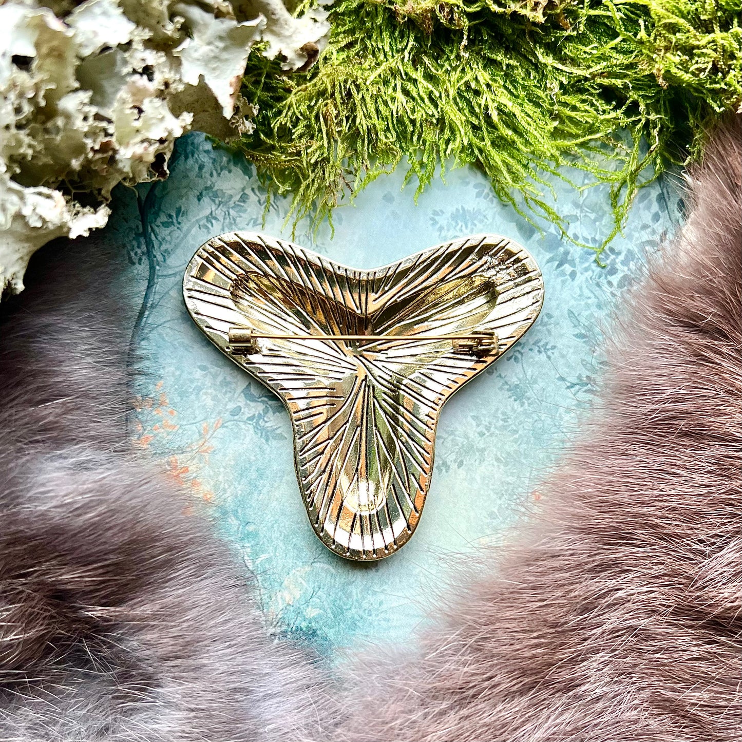 Trefliksspänne, dräktbrosch i guld