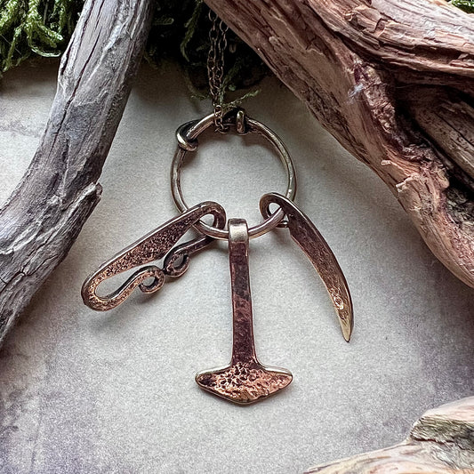 Vikingasmycke halsband med amulettring i brons
