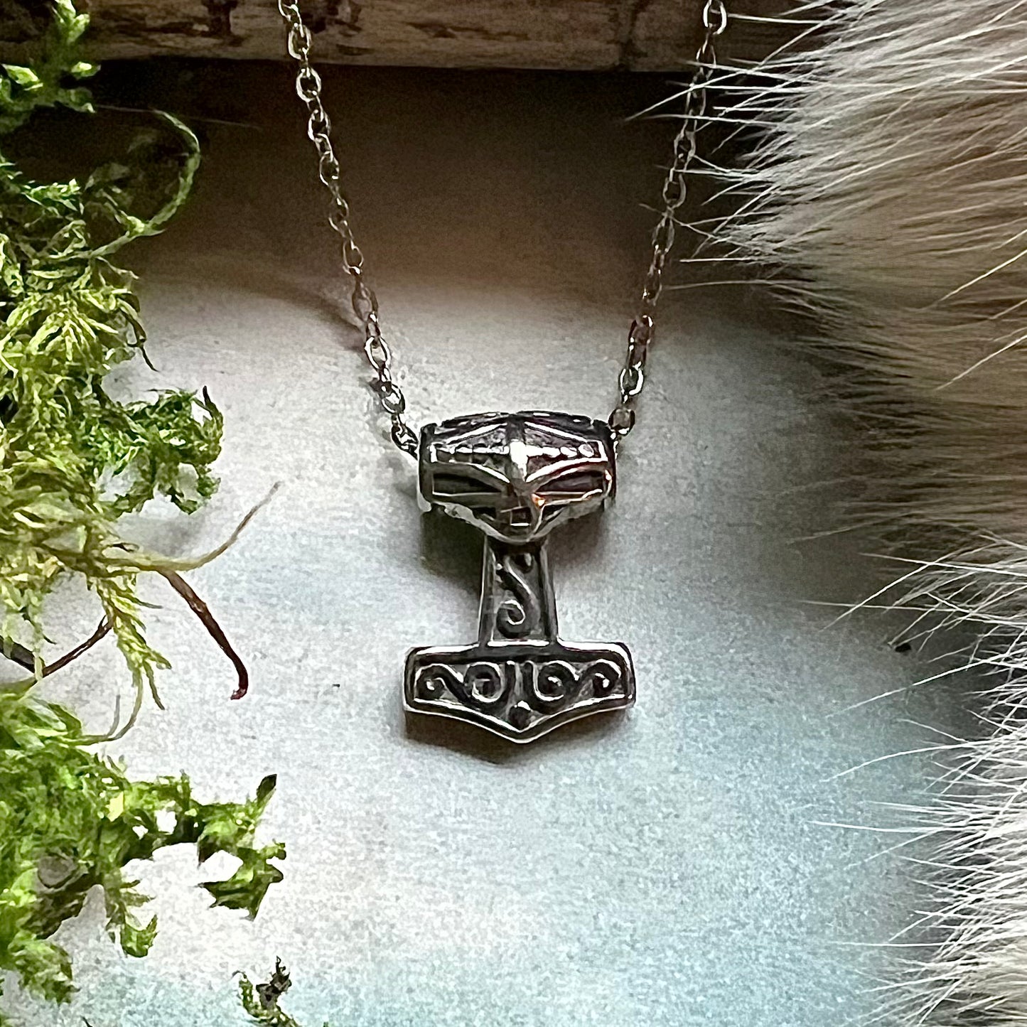 Halsband med liten, dubbelsidig torshammare i rostfritt stål