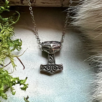 Halsband med liten, dubbelsidig torshammare i rostfritt stål