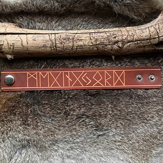 Läderarmband med utskurna runor ’Megingjord’, brunt