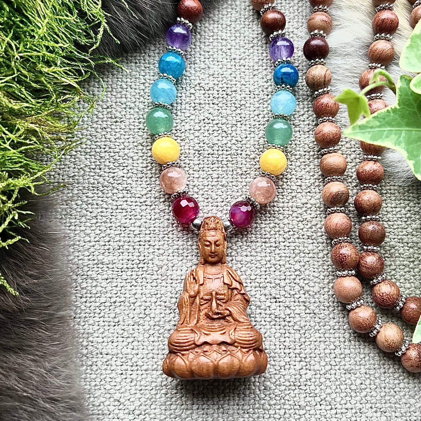 Malahalsband chakra med buddhafigur i mahognyträ