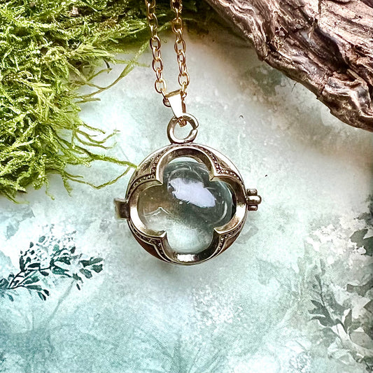 Halsband med guldfärgad Gotlandskula