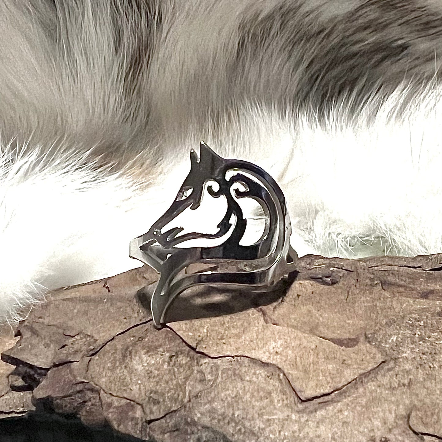 Justerbar ring i rostfritt stål med varghuvud